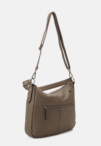 Borsa a spalla in pelle marrone con finitura testurizzata, forma curva, tracolla regolabile e tasca con zip frontale.