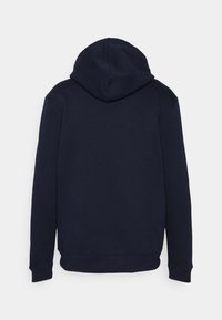 Sudadera con capucha azul marino con cordón, puños y dobladillo acanalados. Textura suave con diseño liso, mostrando la vista trasera.