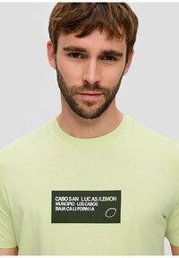 s.Oliver MIT FRONT - T-shirt print - limettengrün