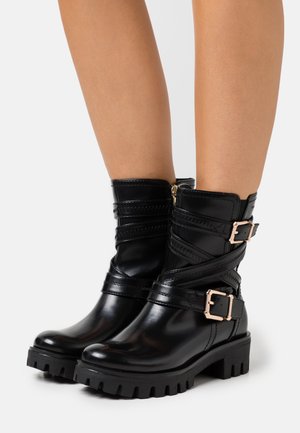 Tamaris BOOTS - Cowboy/biker ankle boot - black/gold