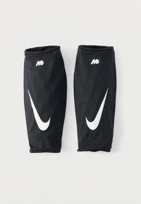 Μαύρα αθλητικά μανίκια για τα χέρια, κατασκευασμένα από αεριζόμενο διχτυωτό ύφασμα, με λευκά λογότυπα και ομαλή υφή, σχεδιασμένα για χρήση σε αθλήματα.