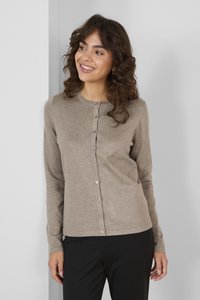 Beige lange mouwen cardigan met een ronde halslijn, knoopsluiting aan de voorkant en zachte textuur. Gepaard met zwarte broek, tegen een grijze achtergrond.