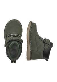 Stivaletti alla caviglia in pelle verde con finitura scamosciata, dotati di una fascia in velcro, lacci grigi a contrasto e suole in gomma testurizzata.