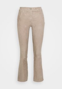 Beige flared trousers van zacht suede. Heeft een aangesloten taille, een sluiting met een knoop aan de voorkant en minimale stikdetails.