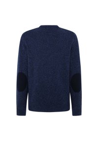 Maglione blu navy con finitura testurizzata, caratterizzato da toppe scure ai gomiti e polsini a coste. Design semplice e classico con scollo a girocollo.