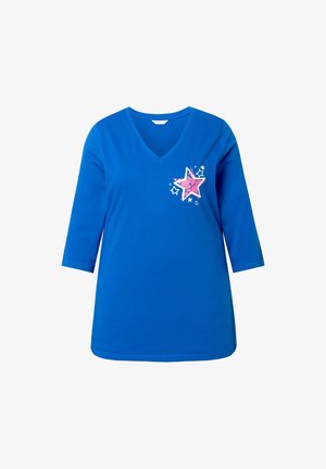 Blaues V-Ausschnitt T-Shirt mit Dreiviertelärmeln. Verfügt über ein pinkes Sternenmotiv und umgebende weiße Sterne auf der linken Seite. Aus Baumwollmaterial.