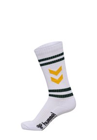 Hvide sportsstrømper med grønne striber og et gult chevron-design. Materialet er ribbet, og der er et logo trykt på sålen.