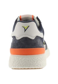Sneaker navy con tomaia in suede e mesh, dettagli bianchi e arancioni, suola in gomma texturizzata e logo sul tallone.
