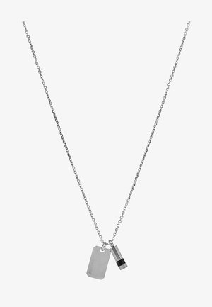 Sølvkjede med to anheng: en rektangulær tag og en liten stang, med gravert logo og en svart aksent på stangen.