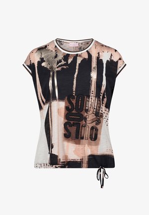 Dames top met korte mouwen met een abstracte print in zwart, beige en roségoud, met de tekst "SOUL SOLIS" en een trekkoordzoom op een witte achtergrond.