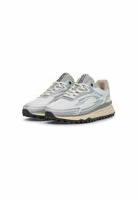 Chaussures de course légères en gris et beige, avec une tige en mesh, une semelle épaisse, des accents texturés et une semelle extérieure en caoutchouc noir durable.