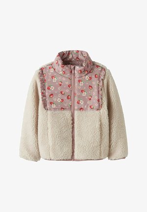 Chaqueta de forro polar color crema con canesú acolchado rosa decorado con estampados de fresas y flores, ribete con volantes y cierre frontal con cremallera.