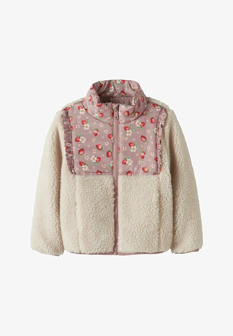 Veste en polaire couleur crème avec empiècement matelassé rose orné d'imprimés de fraises et de fleurs, bordure à volants, et fermeture éclair à l'avant.