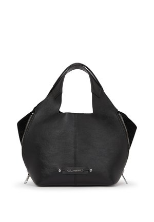 Sac à main en cuir noir de forme arrondie, avec deux poignées et des accents en métal argenté. Il dispose d'une fermeture éclair sur un côté et d'une base plate.