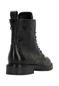 Zwarte leren enkellaarzen met een afgeronde neus, vetersluiting aan de voorkant en decoratieve studs langs de naad. Stevige rubberen zool voor duurzaamheid.