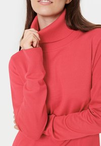 Saint Tropez MILA ROLL NECK - Abito in maglia - cayenne