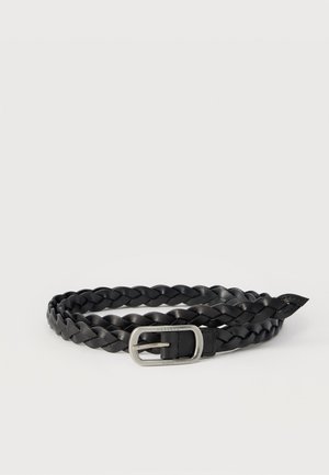 Crni kožni remen s pletenim uzorkom i pravokutnom metalnom kopčom u srebrnoj boji. Remen ima teksturu tkanja i suženi kraj.