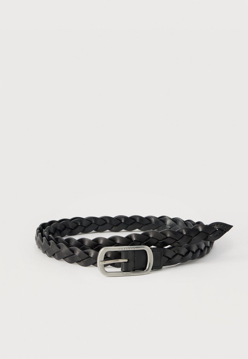 Ceinture en cuir noire tressée avec une boucle rectangulaire en métal argenté. La ceinture présente une texture tissée et une extrémité effilée.