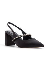 Scarpa slingback nera in satin con punta affusolata e tacco a blocco. Presenta una cinturina decorativa con perle e strass che attraversa la parte anteriore.