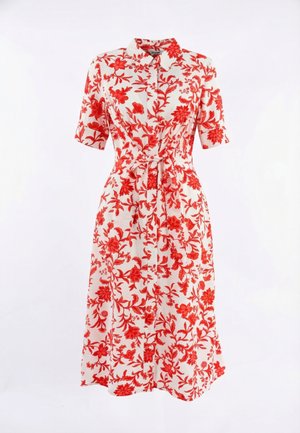 Abito camicia bianco al ginocchio con stampa floreale rossa, maniche corte, colletto, bottoni frontali e cintura annodata in vita.