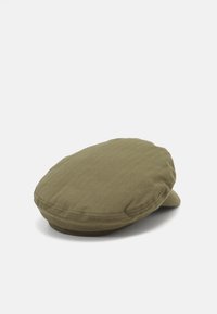 Gorra de algodón verde oliva con una corona redonda y plana y un ala corta. Presenta una superficie texturizada y un diseño simple, sin adornos.