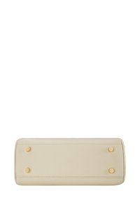 Beige læderpung med en tekstureret finish, rektangulær form og guldfarvede hardware-detaljer nederst. Fem beskyttende nitter.