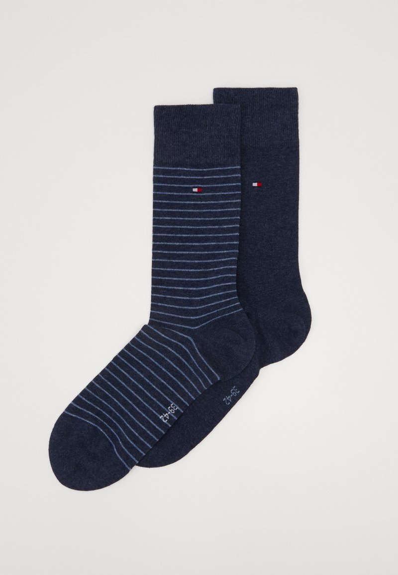 Marine sokken, één effen en één met lichtblauwe strepen, gemaakt van zacht materiaal. Heeft een klein logo-detail in rood, wit en blauw.