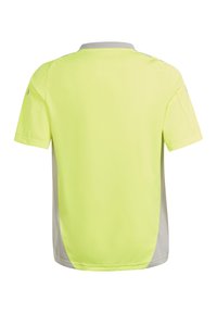 T-shirt de sport à manches courtes avec un corps jaune éclatant, des accents gris au niveau du col et des côtés, et une texture respirante.