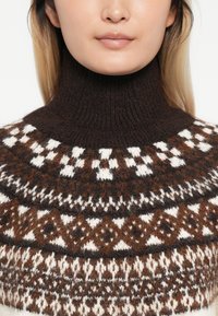 Sweater castanho e branco com padrão, de gola alta, com designs geométricos e um tecido de malha suave e texturizado.