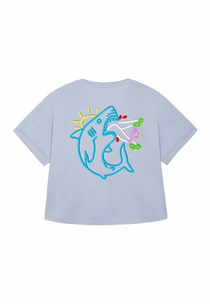 Lichtblauwe t-shirt met een levendige haai Borduurwerk, ontworpen met speelse kleuren en details, inclusief een zon en een cocktail.