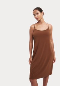 Abito lungo marrone con spalline sottili, caratterizzato da un collo in pizzo, realizzato in un tessuto morbido, progettato con una vestibilità fluida e ampia.