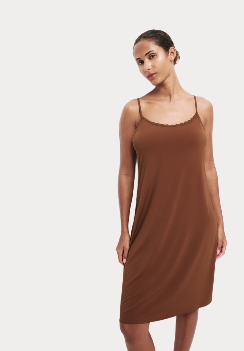 Abito lungo marrone con spalline sottili, caratterizzato da un collo in pizzo, realizzato in un tessuto morbido, progettato con una vestibilità fluida e ampia.