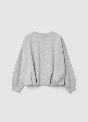 Grauer, kurz geschnittener Sweatshirt mit langen, ballonförmigen Ärmeln, rundem Ausschnitt und weicher Textur. Schlicht, einfarbig ohne Muster oder Verzierungen.