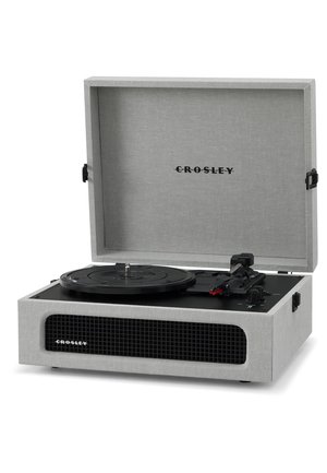 Platine portable grise Crosley avec couvercle ouvert, plateau noir, bras de lecture et grille de haut-parleur avant.