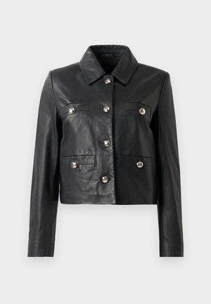 Zwarte leren cropped jack met een kraag, voorzien van zilveren knopen, twee borstzakken en lange mouwen. Gladde textuur, minimalistisch design.