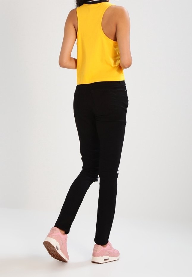 yellow and black nike outfit