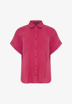 Chemise fuchsia à manches courtes avec boutons, col arrondi et deux poches poitrine, présentée sur fond blanc.