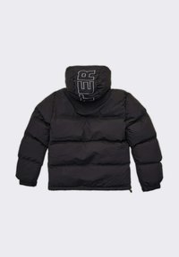 Giacca imbottita nera con cappuccio, design trapuntato orizzontale, polsini elasticizzati e un logo prominente sul retro. Texture liscia.