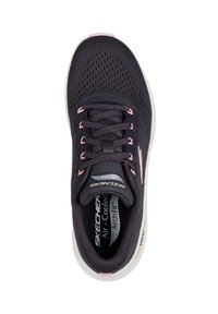 Zapatilla deportiva negra con parte superior de malla, detalles en rosa, diseño con cordones, suela acolchada y marca "Skechers ArchFit" en la lengüeta.