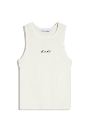 Biały bezrękawnik prążkowany z okrągłym dekoltem i czarnym tekstem kursywą "Dust Miles" umieszczonym na środku klatki piersiowej.