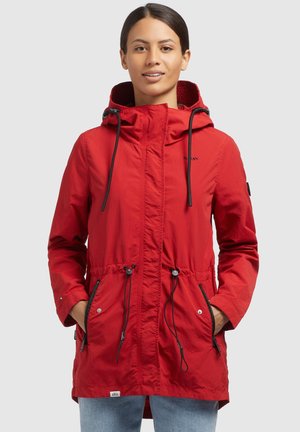 Rote leichte Jacke mit verstellbarer Kapuze, Kordelzug an der Taille und Reißverschlusstaschen. Strukturierter Stoff mit schwarzen Hardware-Akzenten.