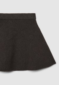 Gonna skater nera in lana con vita aderente, superficie testurizzata, forma svasata e orlo liscio, progettata per una vestibilità comoda.