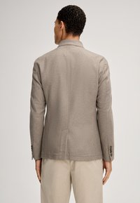 Grauer Wollblazer mit einem strukturierten Kragen, einem einzelnen Schlitz und Dreiknopf-Manschetten. Verfügt über strukturierten Stoff und eine maßgeschneiderte Passform.