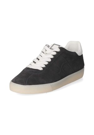 Zwarte suède lage sneaker met witte veters, witte hielkraag en lichtbeige rubberen zool, schuin geplaatst om zij- en voorkantdetails te tonen.