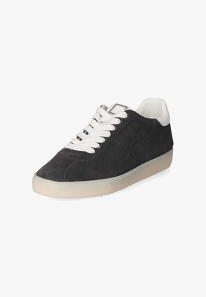 Zwarte suède lage sneaker met witte veters, witte hielkraag en lichtbeige rubberen zool, schuin geplaatst om zij- en voorkantdetails te tonen.