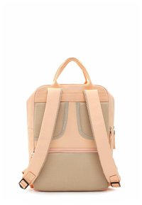 Persikanvärinen reppu verkkokoristeilla, pehmustetuilla olkaimilla, yläkahvalla, vetoketjullisilla lokeroilla ja tyylikkäällä designilla. Ominaisuuksiin kuuluu sileä pinta ja jämäkkä muoto.