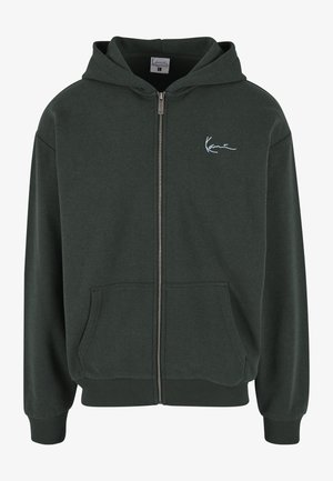 Sötétzöld, cipzáras kapucnis pulóver, puha anyagból készült, elöl cipzárral, kenguru zsebekkel és egy kis hímzett logóval a mellkasán.