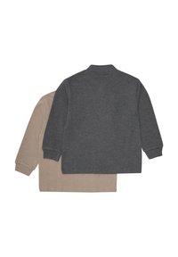 Zwei langärmlige Hemden: eines in Dunkelgrau, das andere in Hellbeige, beide aus weichem Stoff mit gerippten Bündchen und einem schlichten Design.
