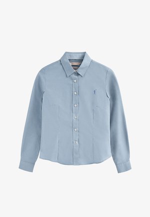 Camisa de manga larga azul clara con un cierre de botones en la parte delantera, cuello y bolsillos laterales. Cuenta con un pequeño logo bordado en el pecho. Textura de tela suave.
