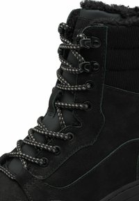 Stivale alla caviglia nero con finitura in suede, parte superiore texturizzata, lacci neri con motivi grigi e colletto foderato in pelliccia per un maggior calore.